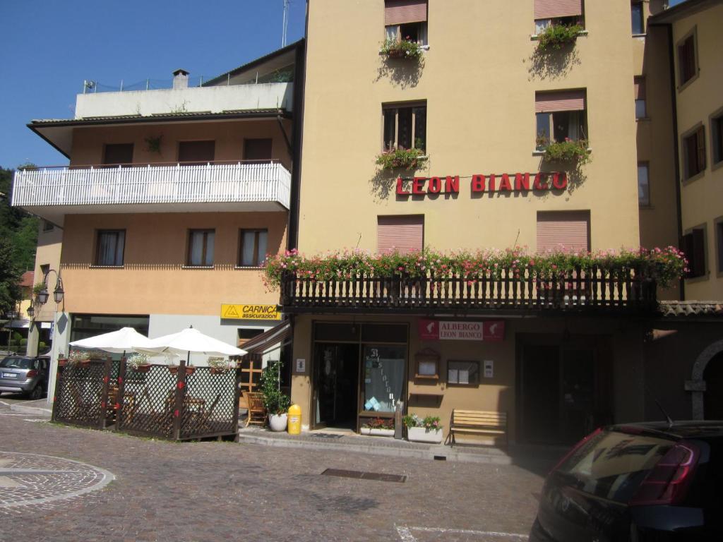 Albergo Leon Bianco Moggio Udinese Eksteriør bilde