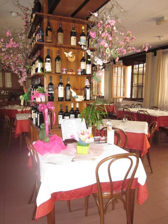 Albergo Leon Bianco Moggio Udinese Eksteriør bilde